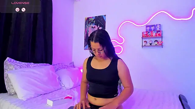 Snapshot of Dilan_and_Mia chatting on 10-11-25, 05:00 Dilan and Mia online show from 10-11-25, 05:00