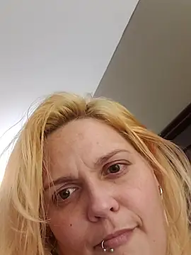 Snapshot of Jynxthefoxyfuck chatting on 11-10-25, 04:17 Jynxthefoxyfuck online show from 11-10-25, 04:17