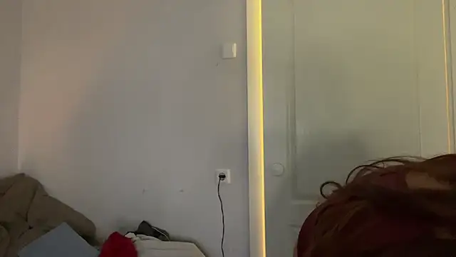 Snapshot of Vivalenti_Kiss chatting on 12-17-25, 12:55 Vivalenti Kiss online show from 12-17-25, 12:55