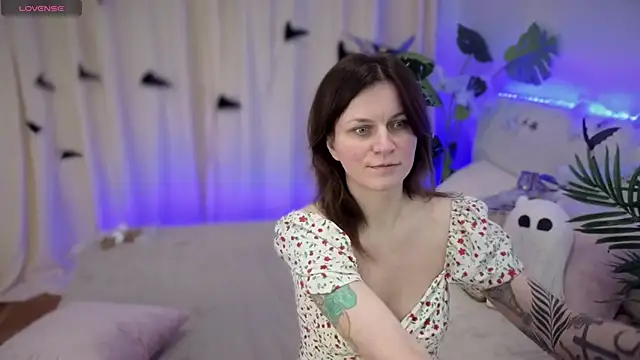 Snapshot of TinaMelt chatting on 10-21-25, 06:52 TinaMelt online show from 10-21-25, 06:52