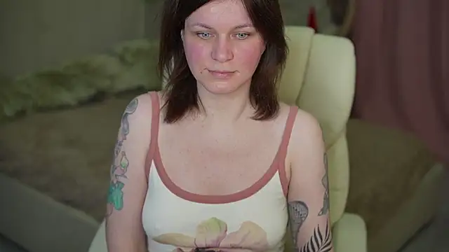 Snapshot of TinaMelt chatting on 12-13-25, 08:04 TinaMelt online show from 12-13-25, 08:04