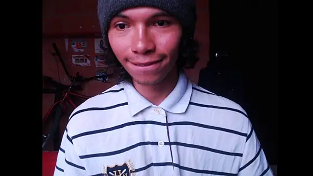 Snapshot of Xoxo_Smiles chatting on 09-25-25, 03:27 Xoxo Smiles online show from 09-25-25, 03:27