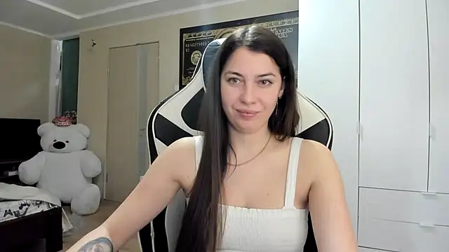 EmiLovsi online show from 10-12-25, 07:24