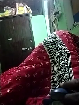 Snapshot of RAYI_Queen_4 chatting on 10-28-25, 04:42 RAYI Queen 4 online show from 10-28-25, 04:42