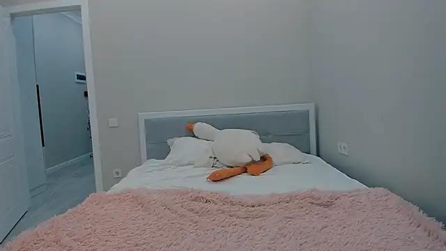 yuna loon online show from 10-30-25, 01:56