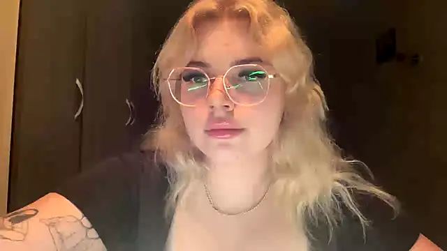 Snapshot of sunshinyflash chatting on 11-10-25, 05:23 sunshinyflash online show from 11-10-25, 05:23