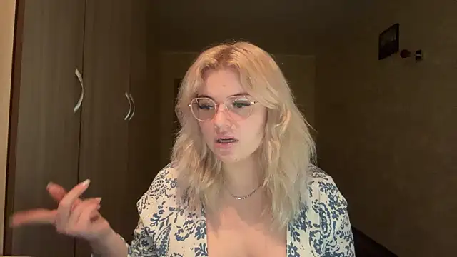 Snapshot of sunshinyflash chatting on 11-11-25, 05:13 sunshinyflash online show from 11-11-25, 05:13