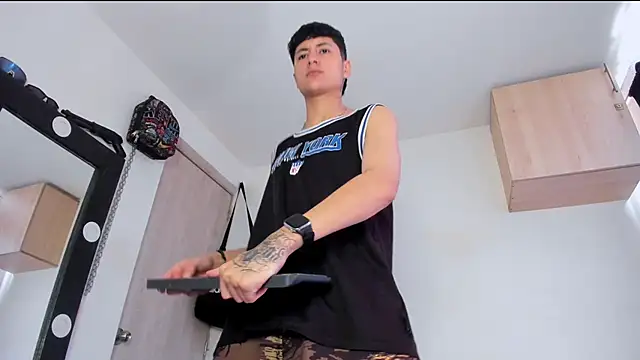 Snapshot of Mateo_Escobar chatting on 09-08-25, 03:44 Mateo Escobar online show from 09-08-25, 03:44