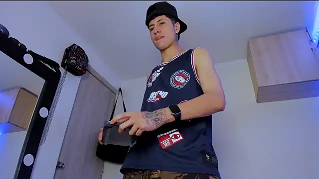 Snapshot of Mateo_Escobar chatting on 09-10-25, 04:51 Mateo Escobar online show from 09-10-25, 04:51