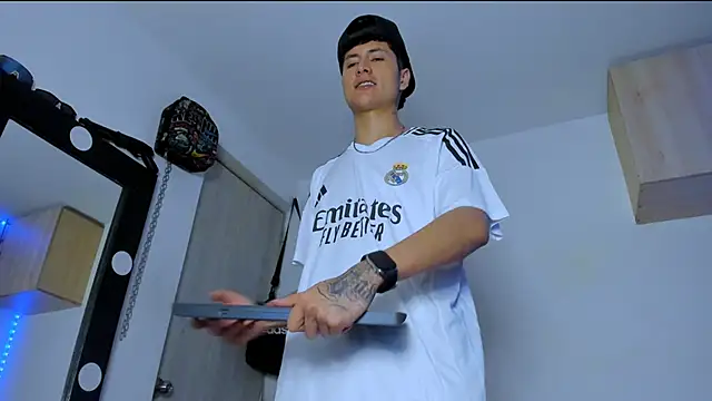 Snapshot of Mateo_Escobar chatting on 09-11-25, 04:56 Mateo Escobar online show from 09-11-25, 04:56