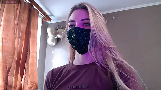 Snapshot of Iris_lave chatting on 11-13-25, 12:15 Iris lave online show from 11-13-25, 12:15