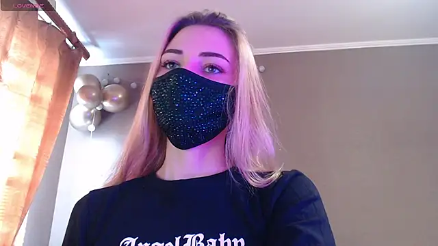 Snapshot of Iris_lave chatting on 11-17-25, 10:32 Iris lave online show from 11-17-25, 10:32