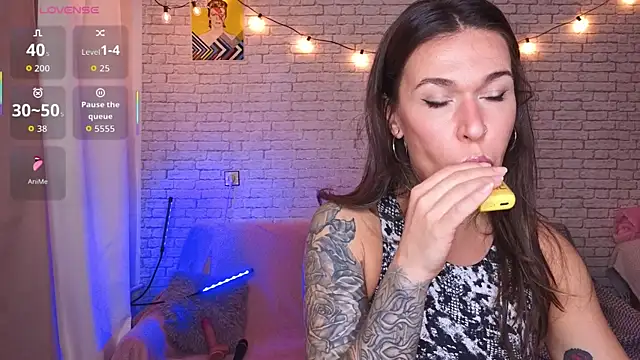 ReginaFoXXXy online show from 10-10-25, 10:58