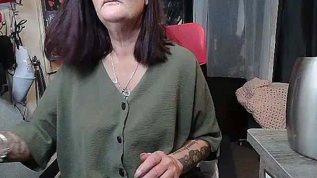 Mistress-Ivy51 online show from 10-28-25, 05:44