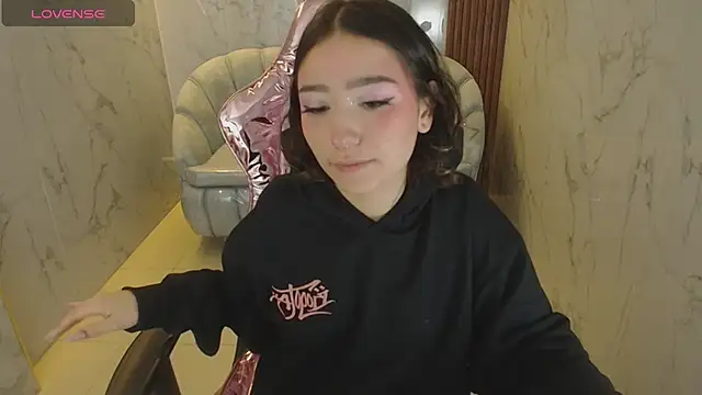 venuss09 s online show from 12-14-25, 01:49