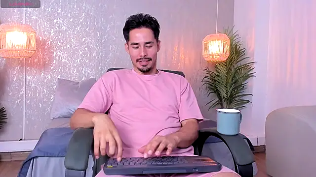 Snapshot of loghan_fox chatting on 09-28-25, 03:45 loghan fox online show from 09-28-25, 03:45