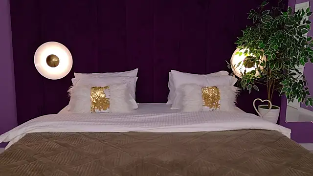 NoraHaynes online show from 11-17-25, 03:12