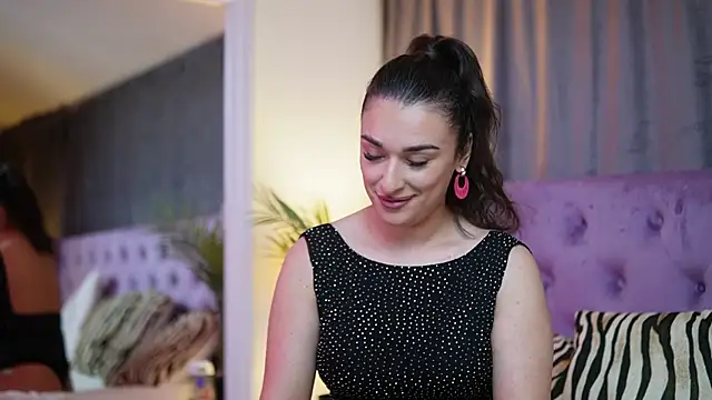 Snapshot of EmmaDallas chatting on 11-19-25, 08:42 EmmaDallas online show from 11-19-25, 08:42