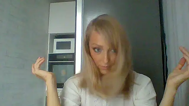 Snapshot of Vexxaa chatting on 10-19-25, 12:39 Vexxaa online show from 10-19-25, 12:39