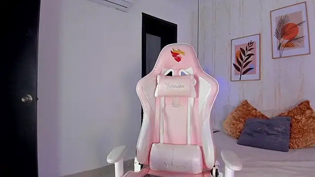 Snapshot of Ayleen_Dunkan chatting on 11-30-25, 01:04 Ayleen Dunkan online show from 11-30-25, 01:04