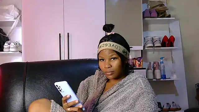 Seductive Yellow Titties online show from 09-20-25, 10:38