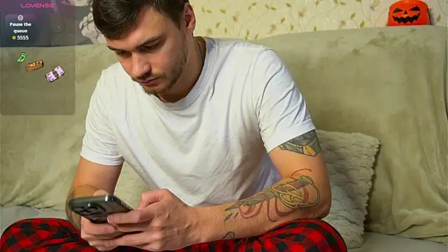 Snapshot of johnstoneisland chatting on 10-14-25, 08:48 johnstoneisland online show from 10-14-25, 08:48