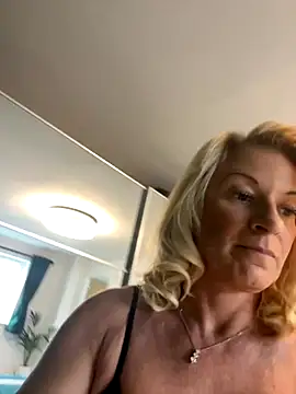 Snapshot of Princess-polly chatting on 10-01-25, 10:10 Princess-polly online show from 10-01-25, 10:10