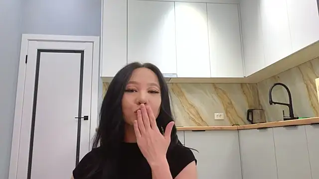 lunajii online show from 04-25-26, 01:52