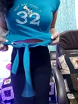 Snapshot of SEEMA_127 chatting on 12-15-25, 05:12 SEEMA 127 online show from 12-15-25, 05:12