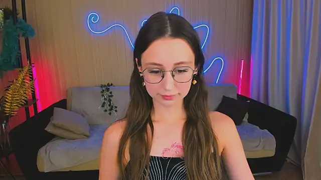 Snapshot of YourLovellyStory chatting on 10-14-25, 04:19 YourLovellyStory online show from 10-14-25, 04:19