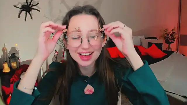 Snapshot of YourLovellyStory chatting on 10-31-25, 09:21 YourLovellyStory online show from 10-31-25, 09:21