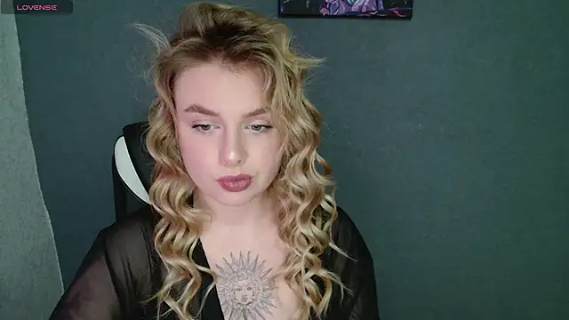 Snapshot of AngelicaHollywood chatting on 10-26-25, 08:15 AngelicaHollywood online show from 10-26-25, 08:15