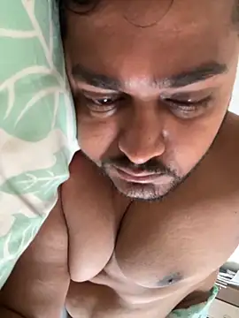 Snapshot of blrguychub chatting on 11-17-25, 02:50 blrguychub online show from 11-17-25, 02:50