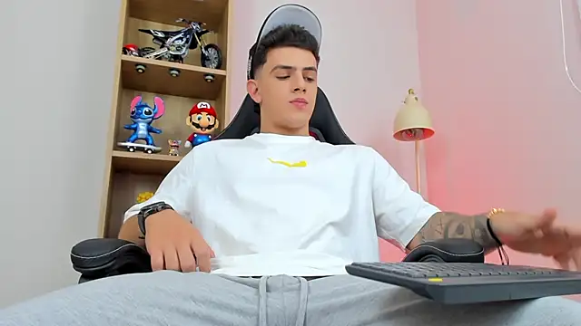 Snapshot of Mikecooper chatting on 05-22-26, 01:57 Mikecooper online show from 05-22-26, 01:57