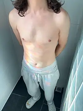 Snapshot of Frankieyyy1 chatting on 09-29-25, 11:04 Frankieyyy1 online show from 09-29-25, 11:04