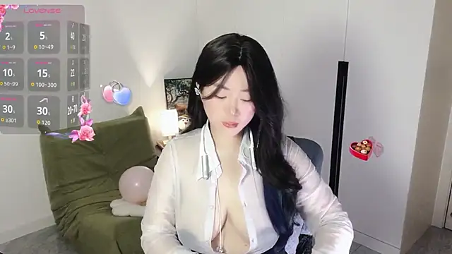 Snapshot of Emmaq996 chatting on 09-10-25, 02:44 Emmaq996 online show from 09-10-25, 02:44