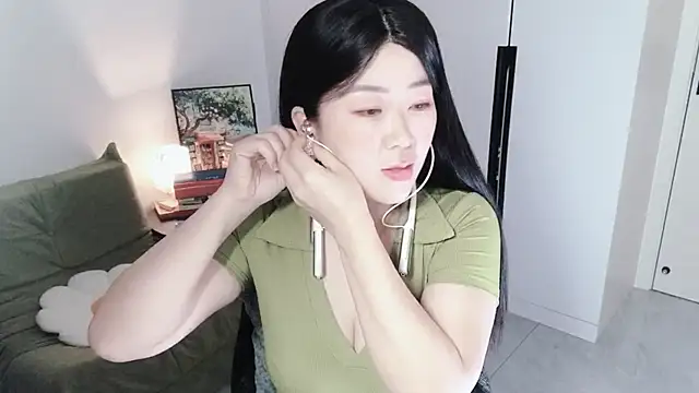 Snapshot of Emmaq996 chatting on 10-19-25, 02:12 Emmaq996 online show from 10-19-25, 02:12