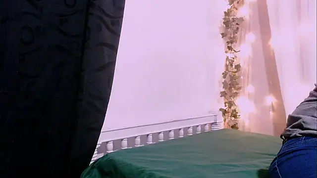 angelainparis28 online show from 12-18-25, 05:24