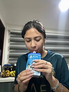 lynn9000 online show from 11-19-25, 04:56