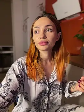 SaraLow online show from 10-21-25, 01:06