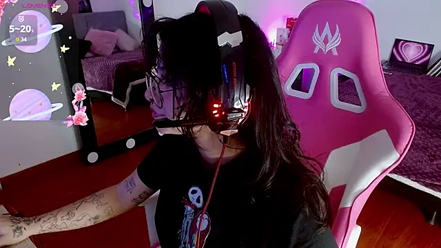 Snapshot of larah_uwu chatting on 09-15-25, 08:20 larah uwu online show from 09-15-25, 08:20