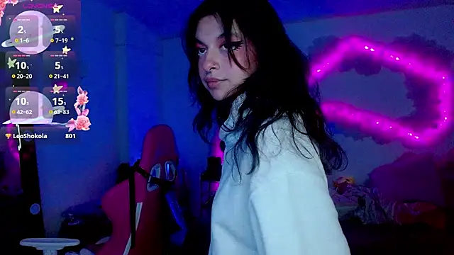 Snapshot of larah_uwu chatting on 10-27-25, 07:40 larah uwu online show from 10-27-25, 07:40