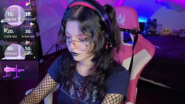 Snapshot of larah_uwu chatting on 11-12-25, 07:24 larah uwu online show from 11-12-25, 07:24