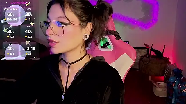 larah uwu online show from 03-17-26, 08:56