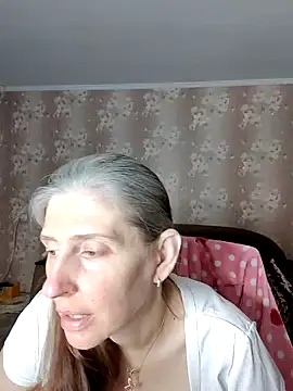 Snapshot of CandiCole chatting on 06-19-26, 04:28 CandiCole online show from 06-19-26, 04:28