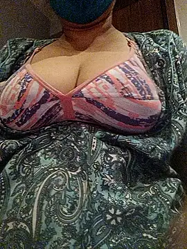 Snapshot of Tamil_Sivani chatting on 10-23-25, 03:22 Tamil Sivani online show from 10-23-25, 03:22