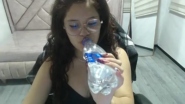 Snapshot of Velvet_Moon_V chatting on 03-26-26, 07:52 Velvet Moon V online show from 03-26-26, 07:52
