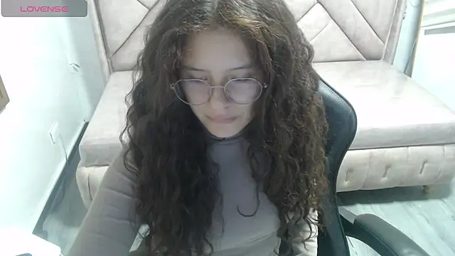 Snapshot of Velvet_Moon_V chatting on 03-30-26, 07:37 Velvet Moon V online show from 03-30-26, 07:37