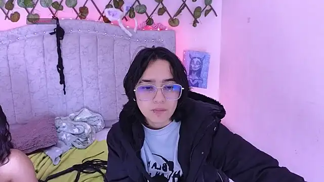 Snapshot of katalinathxandbritney1 chatting on 09-09-25, 10:53 katalinathxandbritney1 online show from 09-09-25, 10:53