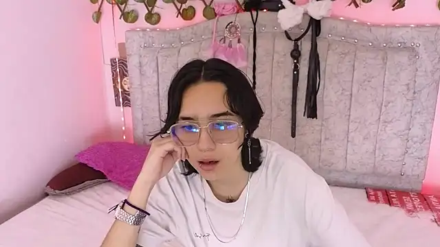 Snapshot of katalinathxandbritney1 chatting on 09-17-25, 05:58 katalinathxandbritney1 online show from 09-17-25, 05:58